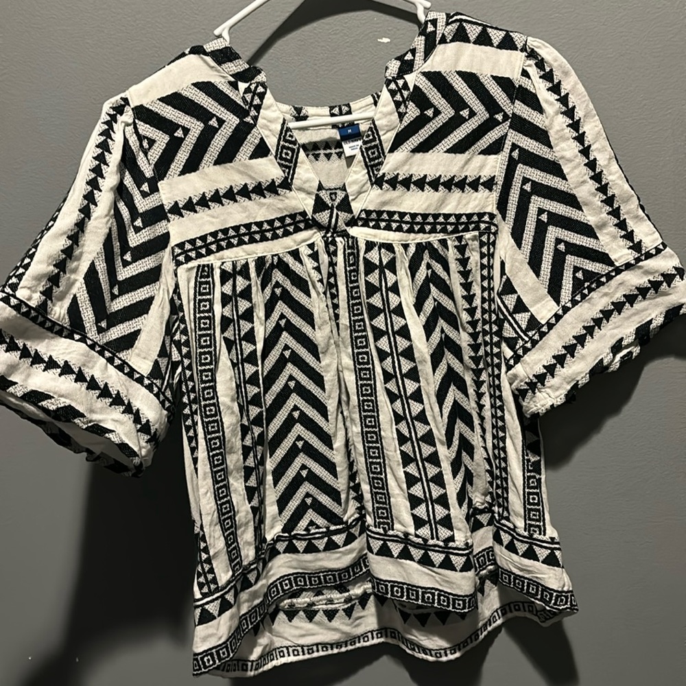 Loose fitted white and black pattern